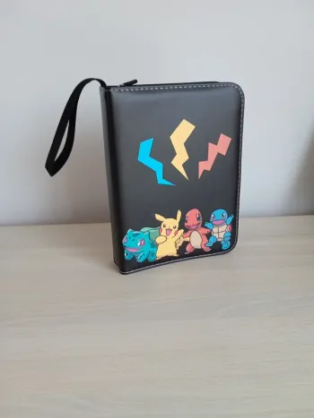 Album range cartes Pokémon avec Pikachu Carapuce Salamèche et Bulbizarre