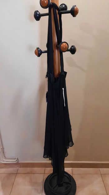Robe noire  à volants et bretelles