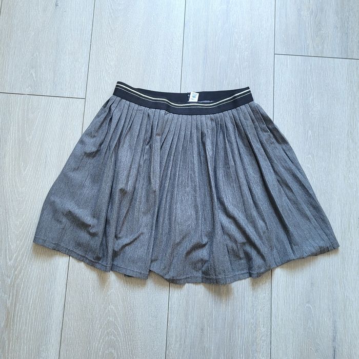 Très jolie jupe grise plissée. Fille 10 ans. Marque Okaidi
