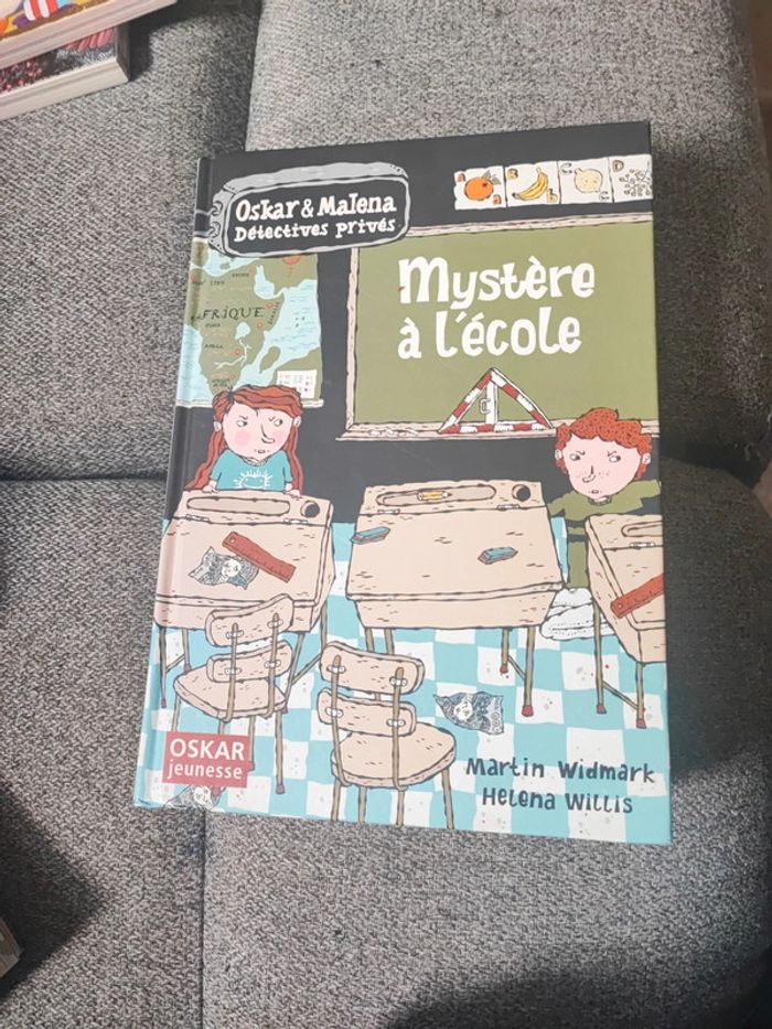 Roman enfant mystère a l'école