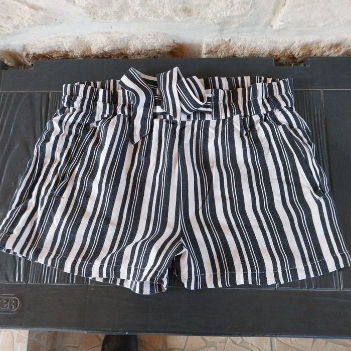 Short 36/38 Tally Weijl noir et blanc à rayures 2 euros