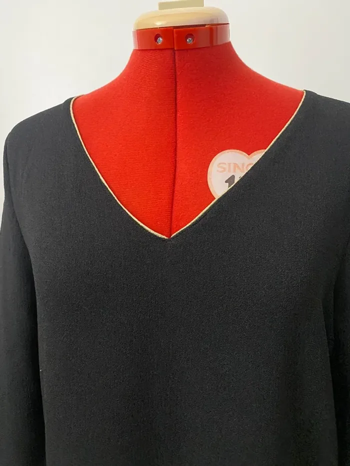Robe noire droite col v liseré doré Sweewë - photo numéro 2