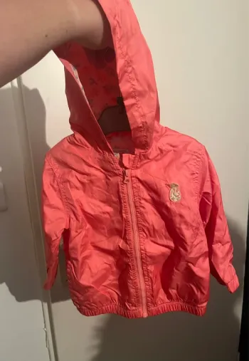 Très belle veste coupe vent pour petite fille