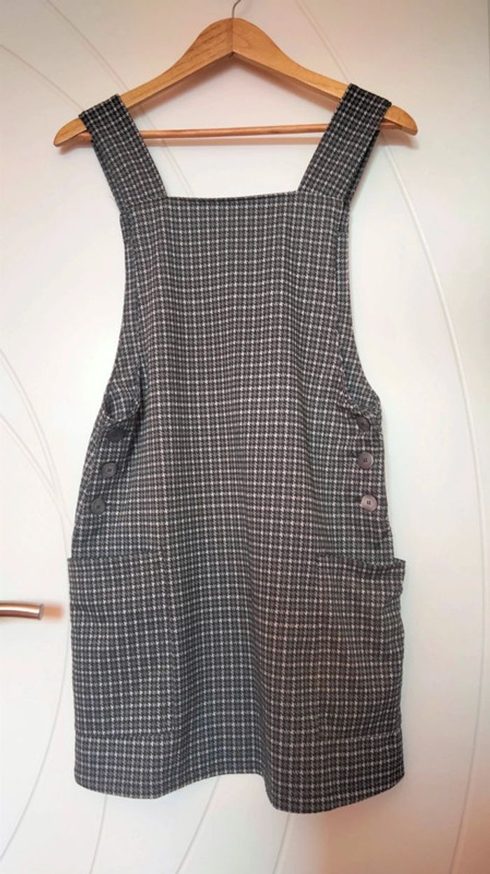 Robe à bretelles noires avec motifs