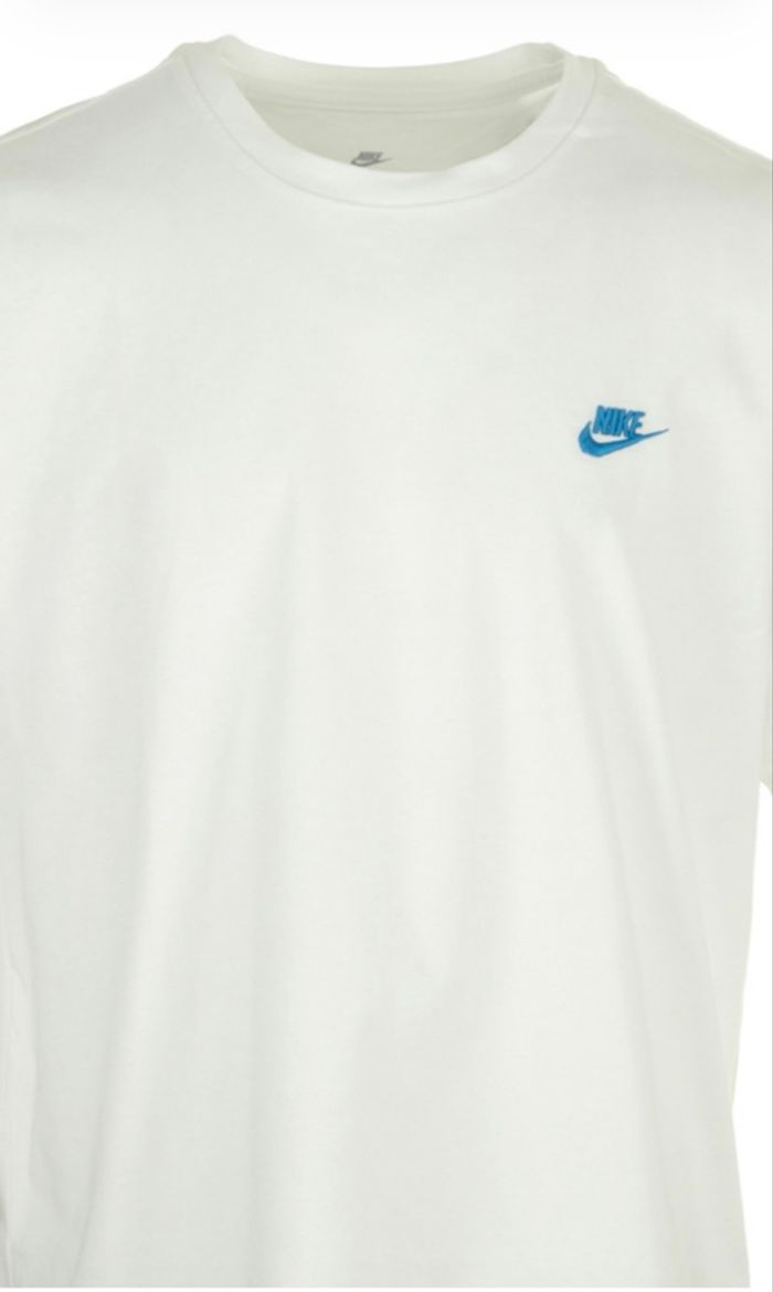 T-shirt Nike blanc logo bleu – un classique intemporel signé Nike !