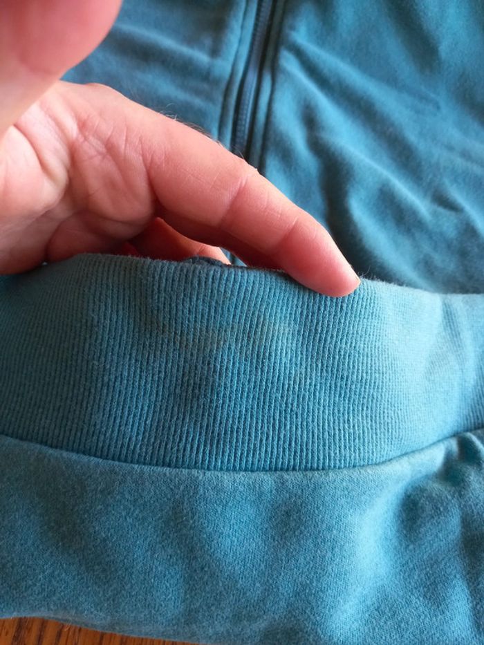 Gilet/sweat à capuche A donner - photo numéro 4