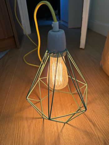 Lampe baladeuse FILAMENT STYLE “Diamond #1” – cage métal vert menthe + câble jaune/vert (E27) – parfait état