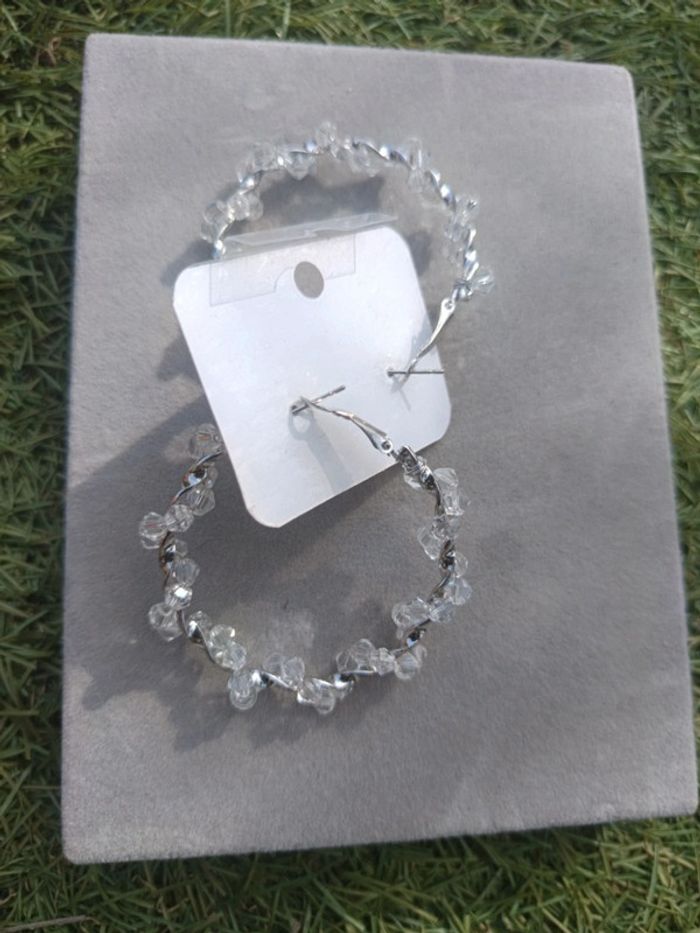 Boucles d'oreilles créoles argenté perles à facettes brillantes - photo numéro 3