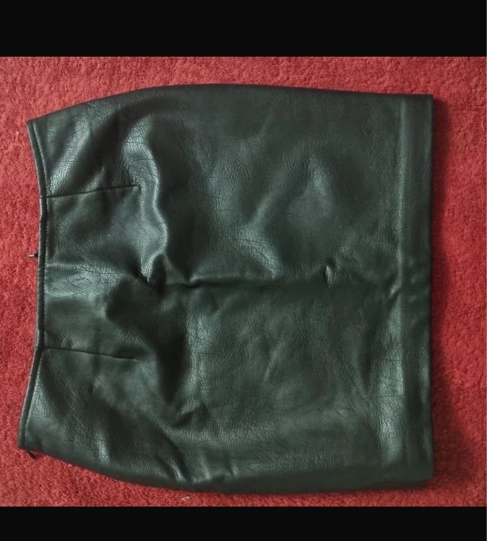 Jupe en cuir et motifs fleurs brodés - photo numéro 3