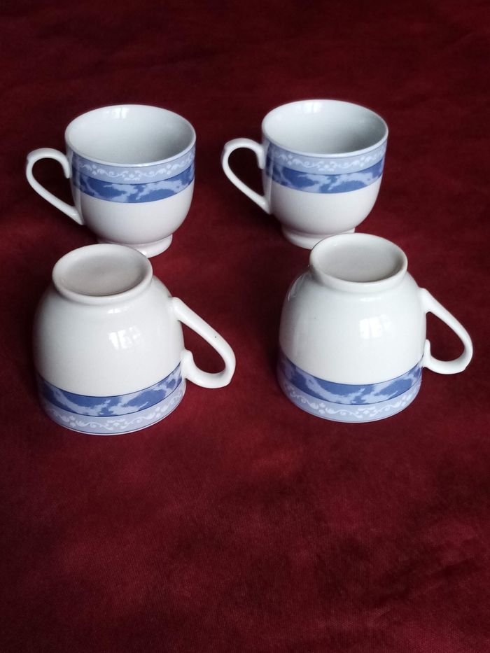4  tasses  en  porcelaine