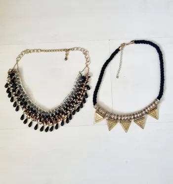 Lot de 2 colliers fantaisies dorés et noir