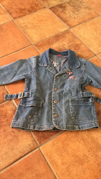Veste en jean avec motif 4 ans en très bon état