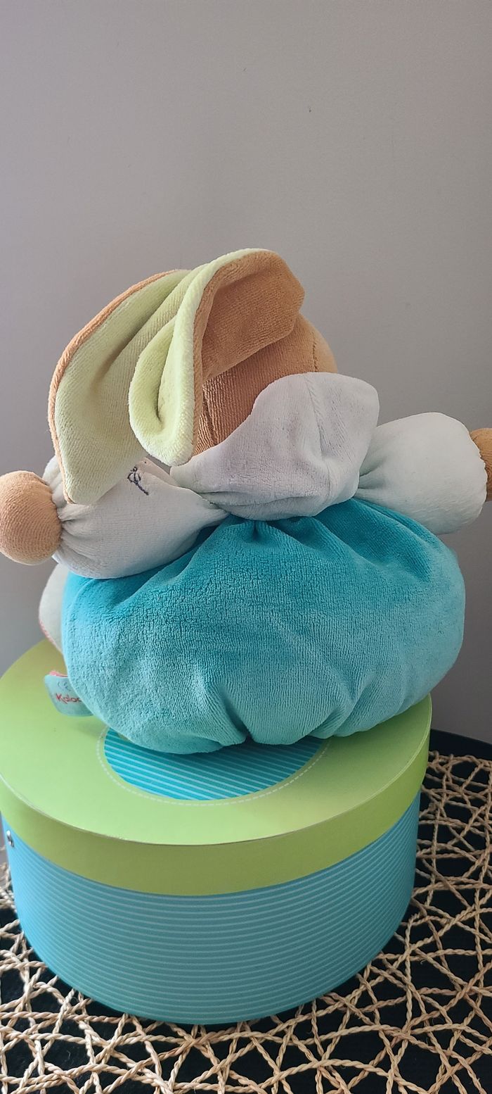 Doudou lapin boule bleu vert rouge rayé voiture Bliss KALOO - photo numéro 3