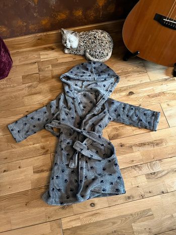 Joli peignoir gris motifs pattes la redoute très bon état 5ans