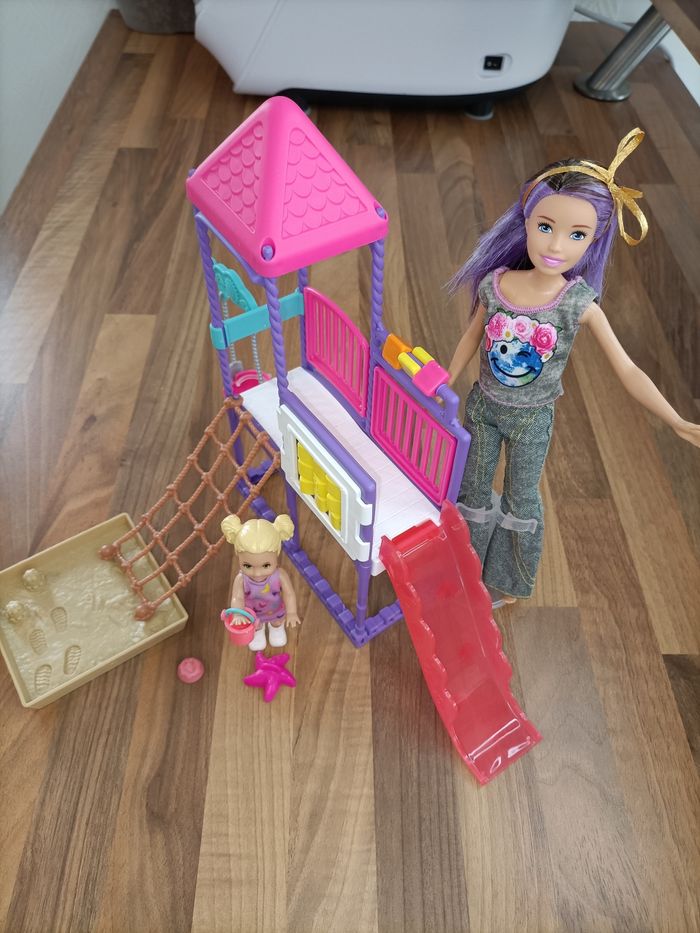 Parc enfants barbie avec ses 2 barbies et accessoires - photo numéro 9
