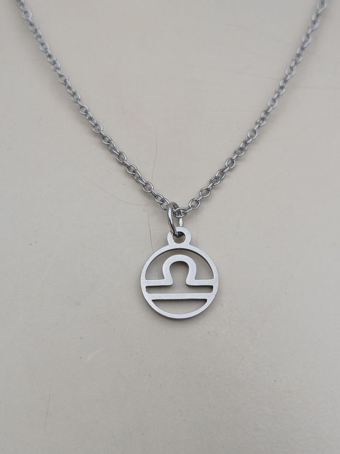 Collier en acier inoxydable argenté signe astrologique balance ♎️