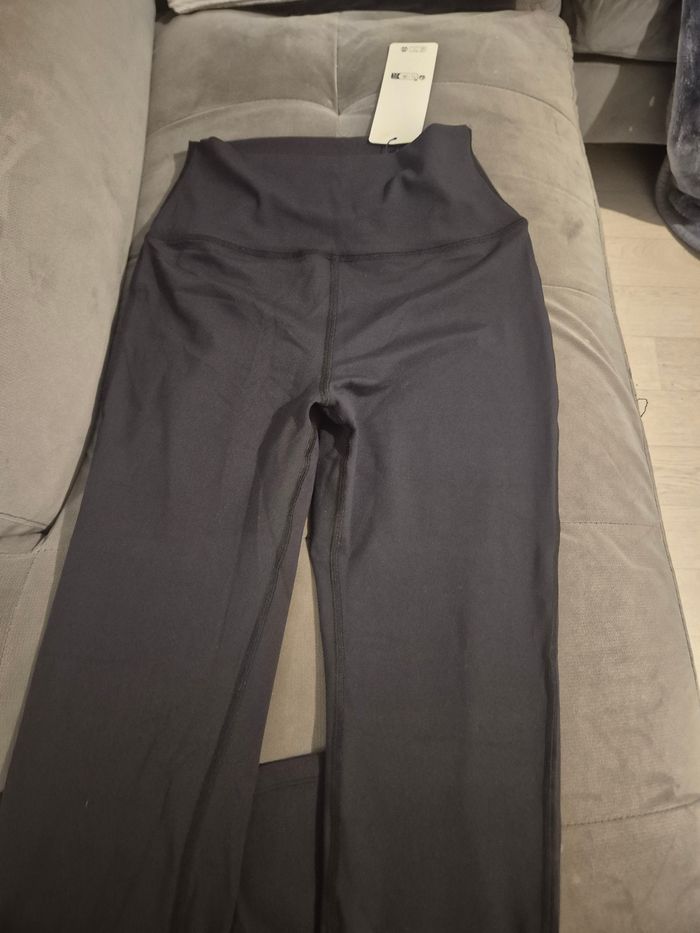 Pantalon/Legging alo yoga évasé (Flutter) - photo numéro 2