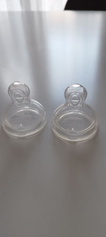 Deux tétines neuves