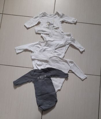Lot de bodies 3 mois
Beaucoup portés mais peuvent encore servir