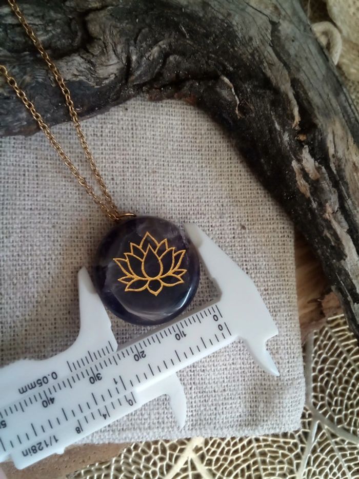 Collier pierre d'améthyste et fleur de lotus dorée - photo numéro 3