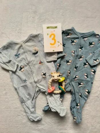 Lot 2 pyjamas une pièce