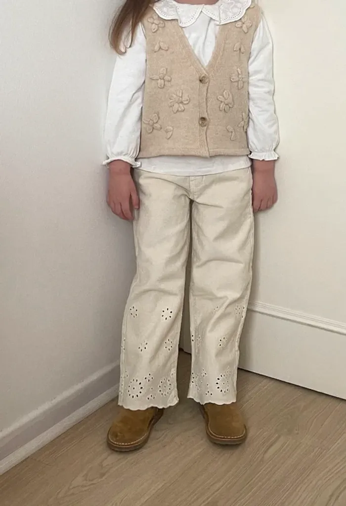 Jean écru avec motifs en bas de la jambe Zara
