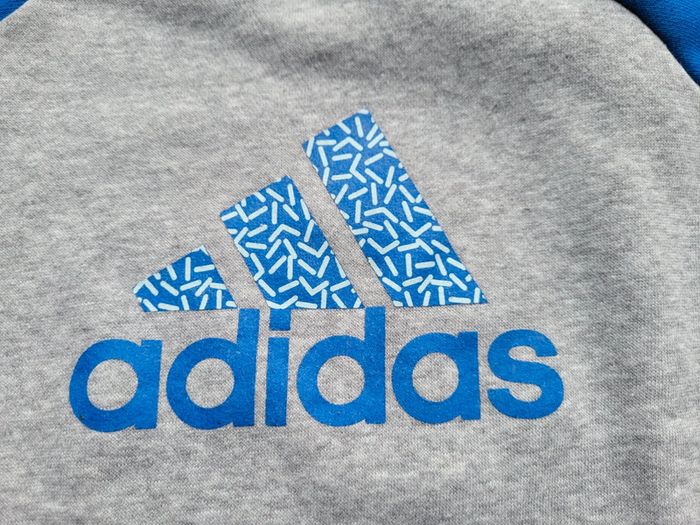 Très beau sweat Adidas, gris et bleu, taille 3/4, 104 cm - photo numéro 3