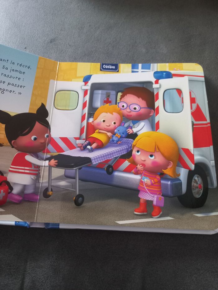 Livre bébé cartonné p'tit garçon l'ambulance de Maxence - photo numéro 3