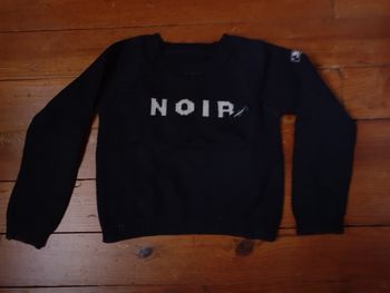 Pull noir motif écriture blanche