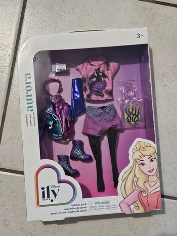 Coffret vêtements poupée disney neuf ily aurore
