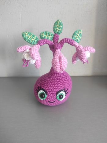 Amigurumi fleur fuchsia au crochet