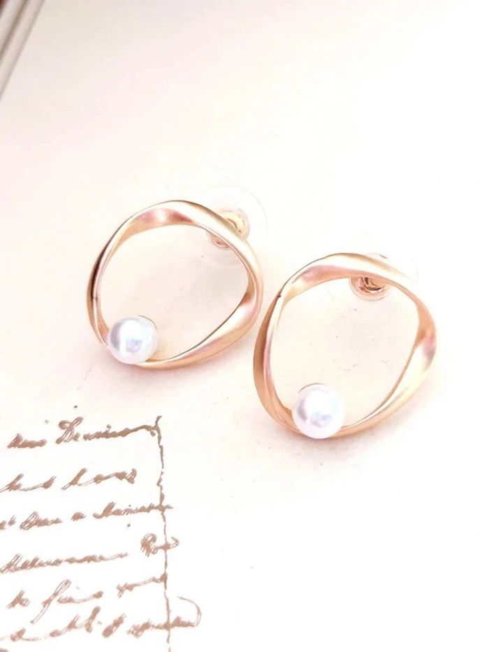 Magnifique paire de boucles d'oreilles doré et perles blanches - photo numéro 2