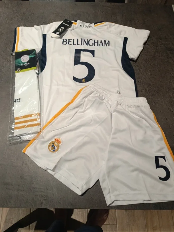 Tenue foot Real Madrid Jude Bellingham blanc. T.24