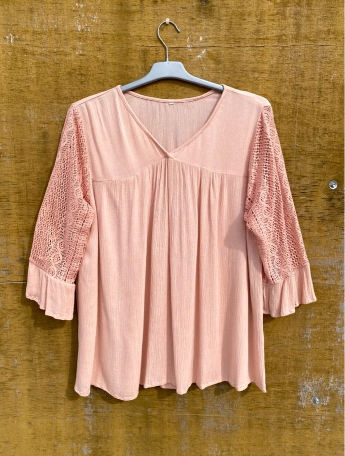 Chemisier en crochet rose blanche porte