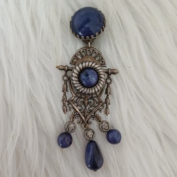 Une boucle d'oreille individuelle vintage