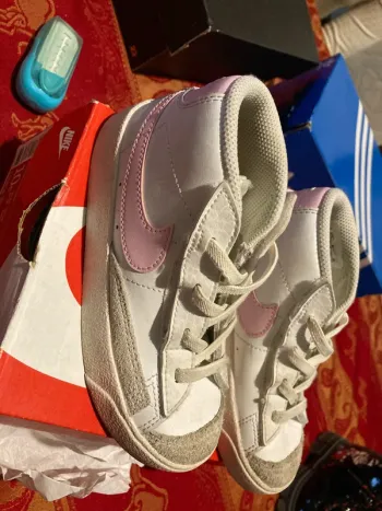 Nike rose et blanche