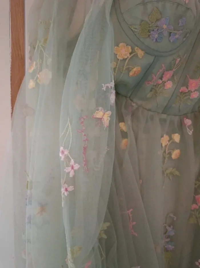 Robe de bal de promo vert sauge brodée à fleurs corset et tulle - photo numéro 2