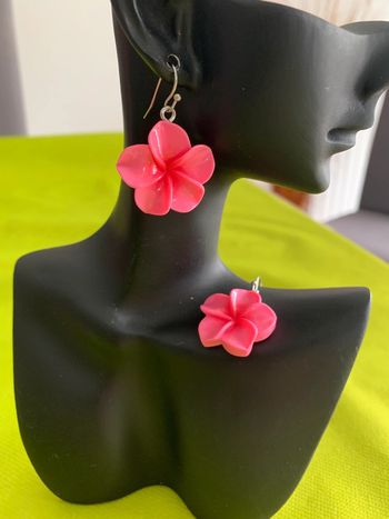 Boucles d’oreilles fleur d’hibiscus rose en résine