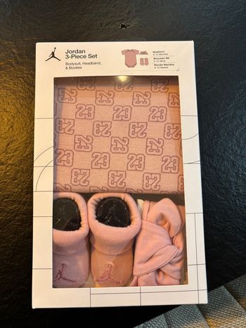 Ensemble 3 pièces Jordan ( body, chaussons, serre tête )