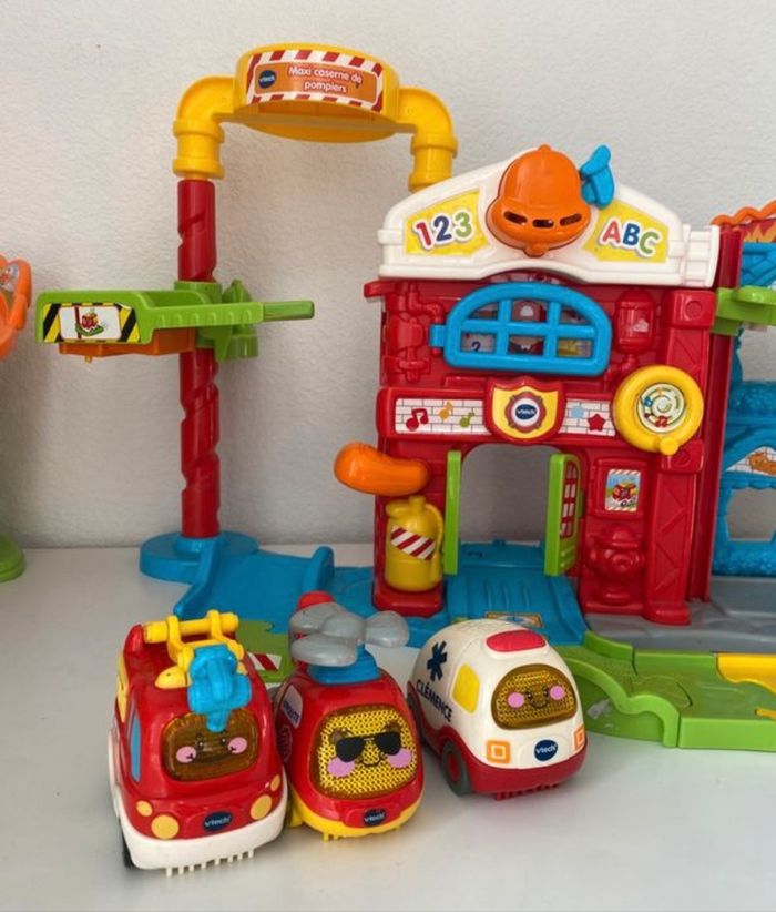 Caserne de pompier Circuit Tut tut bolide + véhicules voiture pompier , ambulance hélicoptère VTECH - photo numéro 7