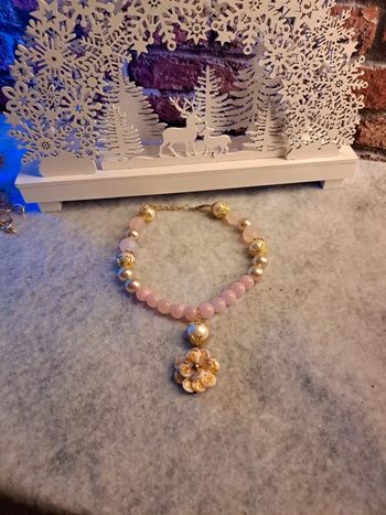 Collier chic et élégant rose pastel blanc et doré