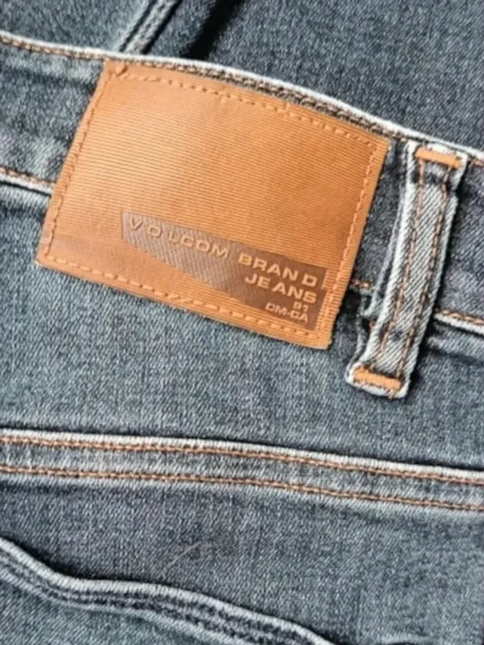 Jean Volcom ,coupe straight ,taille mi-haute ,texture stretch - photo numéro 8