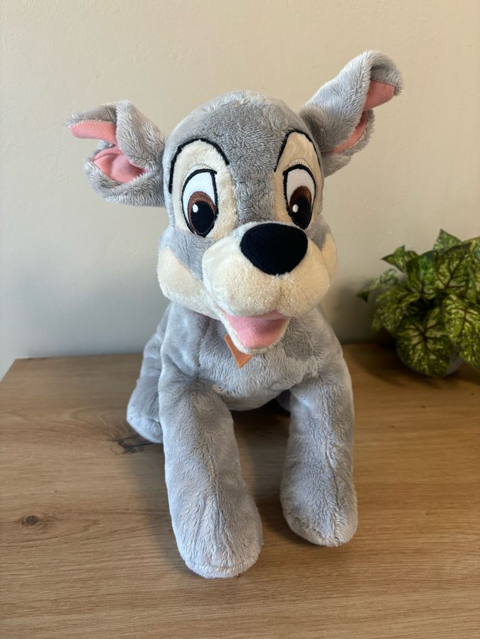 Doudou peluche chien gris collier rouge la belle et le clochard Disney