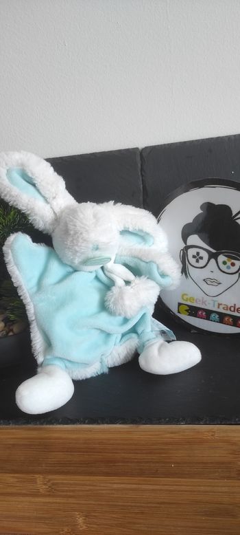 Doudou et Compagnie plat lapin bleu blanc Pompon turquoise écharpe dc2740