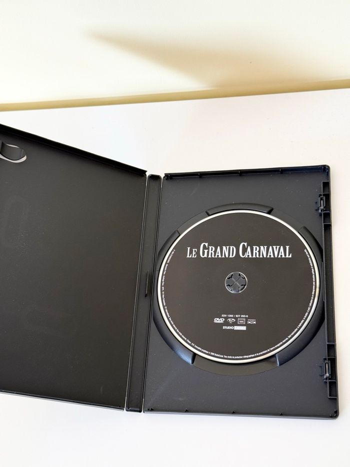 DVD “Le Grand Carnaval” avec Roger Hanin, Philippe Noiret (1983) - photo numéro 2