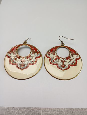 Boucles d'oreille rouges et crème