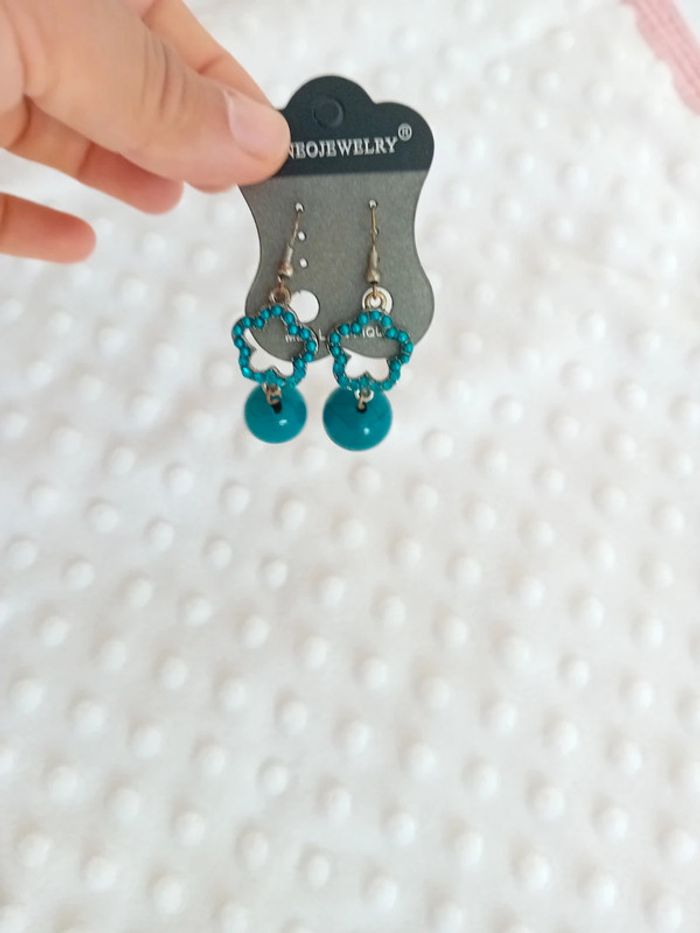 Paire de boucles d'oreille 🩵🤍 - photo numéro 3