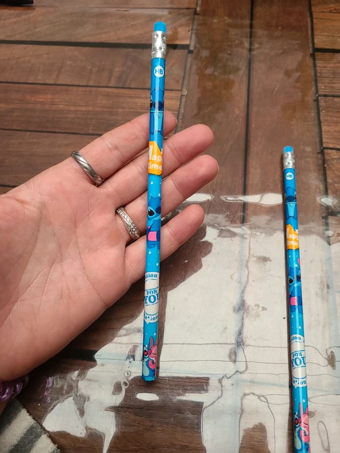 Lot 2 crayons de bois Stitch - photo numéro 2