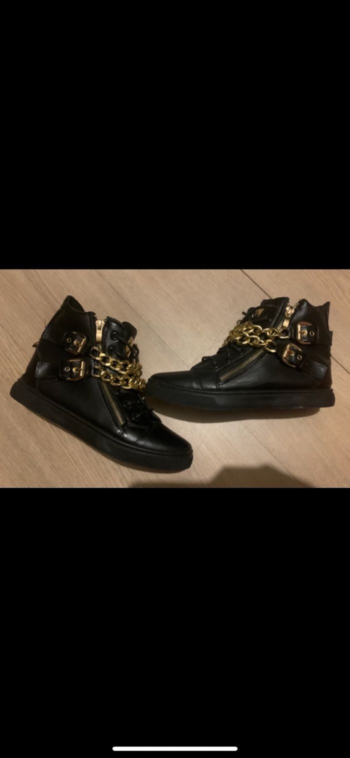 Chaussure pour femme couleur noir taille 39 avec chaine doré et fermeture sur les coters