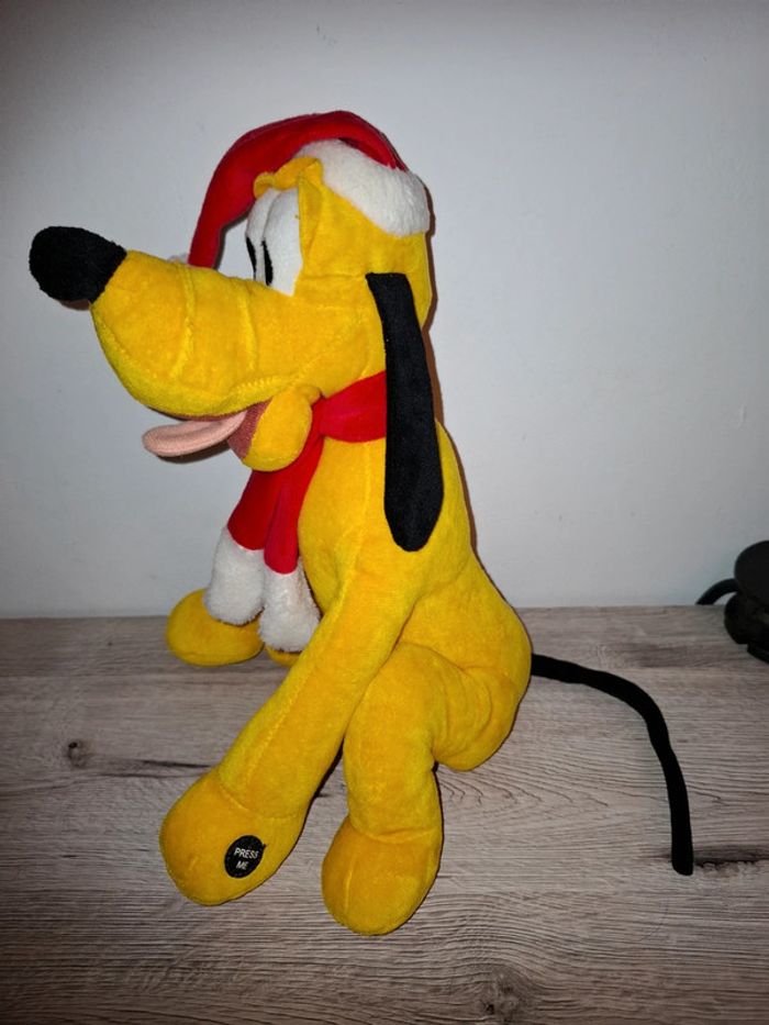 Peluche pluto Noël musical disney neuve - photo numéro 2